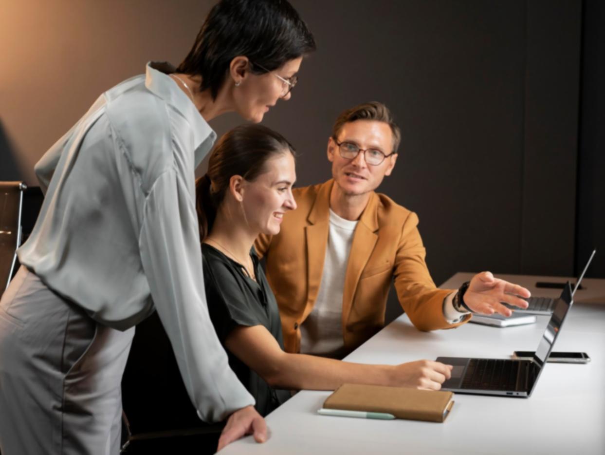 Formation en analyse financière avec documents et calculatrices